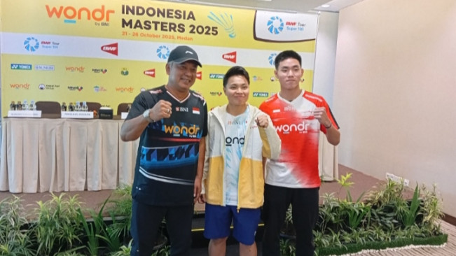 Peraih medali emas Olimpiade Tokyo, Apriyani Rahayu dan atlet muda Nikolaus Joaquin. [FTNews/Kesuma]